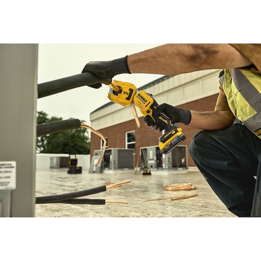 DEWALT DCE154N, DCE154N-XJ cutting tool used outdoors on cables. Photography product category.