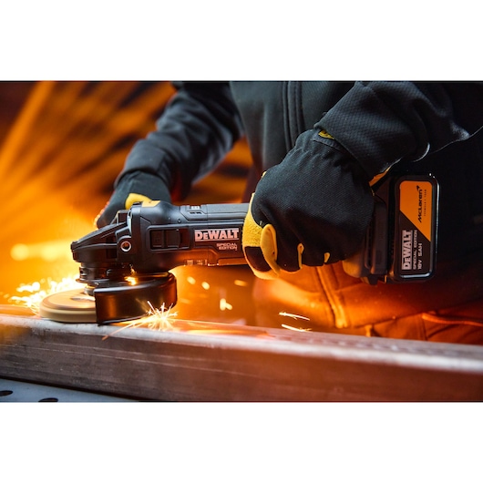 DEWALT DCK3222MP2T-QW, DCK3222MP2T tool in use, sparks flying, close-up for Photography product category.