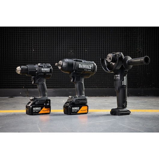DEWALT tools DCK3222MP2T-QW, DCK3222MP2T displayed: drill, impact wrench, angle grinder.